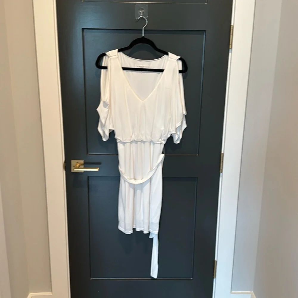 Trina Turk White Dress Size 6-NWOT